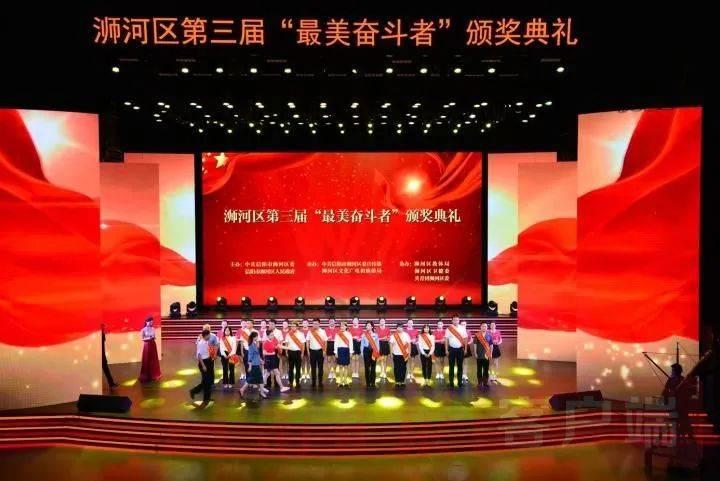 苏菲·特纳《Harper’s Bazaar》封面大片,斑斓色彩洋溢春日气息